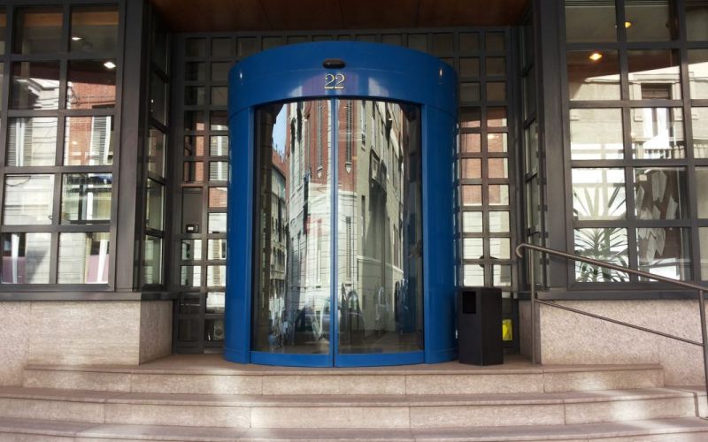 Porta scorrevole curva a due ante con parte fissa  laterale pannellata