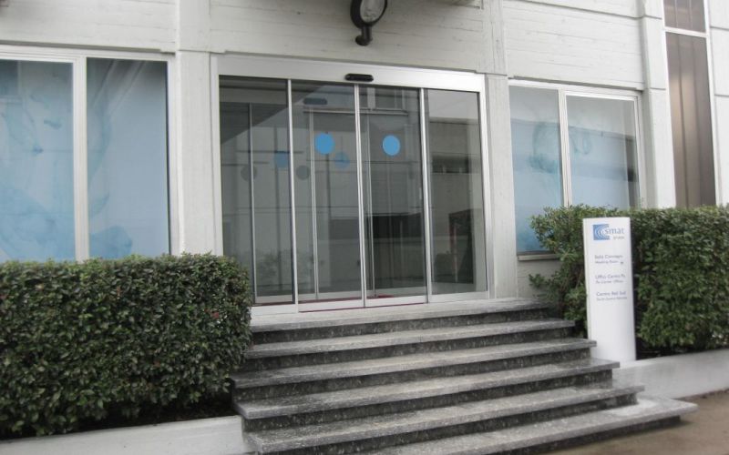 Porta scorrevole lineare due ante con profilo anta 20mm