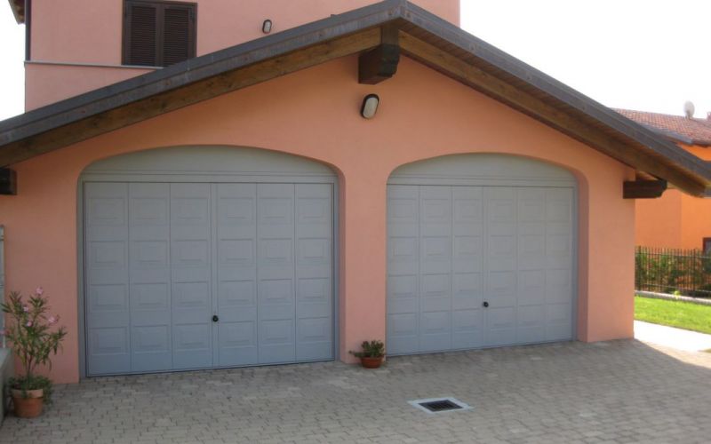 Porta Basculante per garage in acciaio motivo Cassettone nel colore grigio finestra RAL 7040