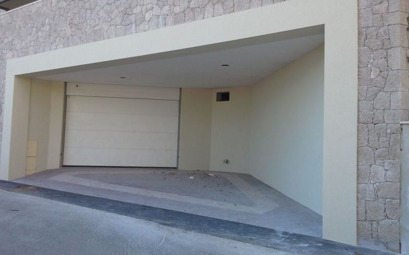 Superficie in acciaio, finitura SANDGRAIN nel colore bianco traffico RAL 9016