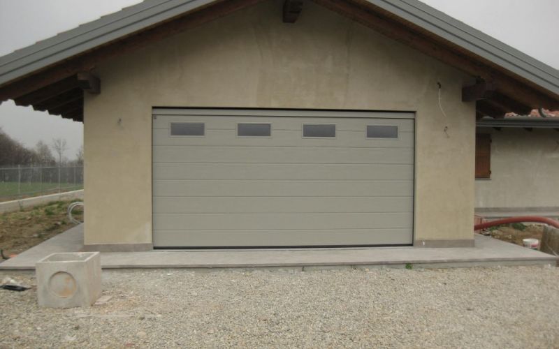 Superficie in acciaio, finitura WOODGRAIN nel colore grigio pietra RAL 7030