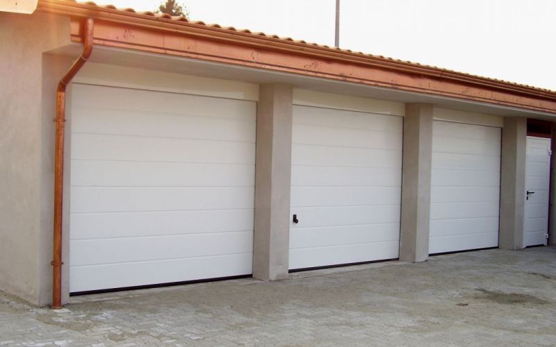Superficie in acciaio, finitura WOODGRAIN nel colore bianco traffico RAL9016